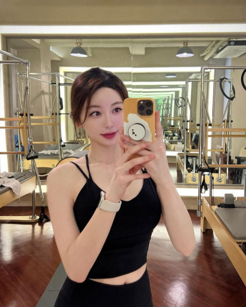 兄弟们，韩国顶级网红美女，颜值超高，身材犯规，这完全顶不住啊！