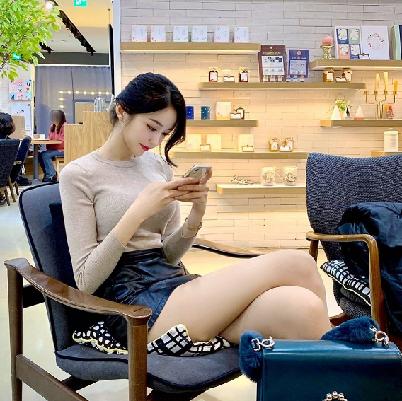 兄弟们，韩国顶级网红美女，大长腿，高颜值，这个很难不爱啊！