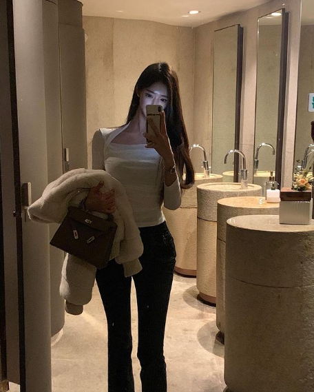 兄弟们，韩国顶级网红美女，高颜值，大长腿，这个很难不爱啊！