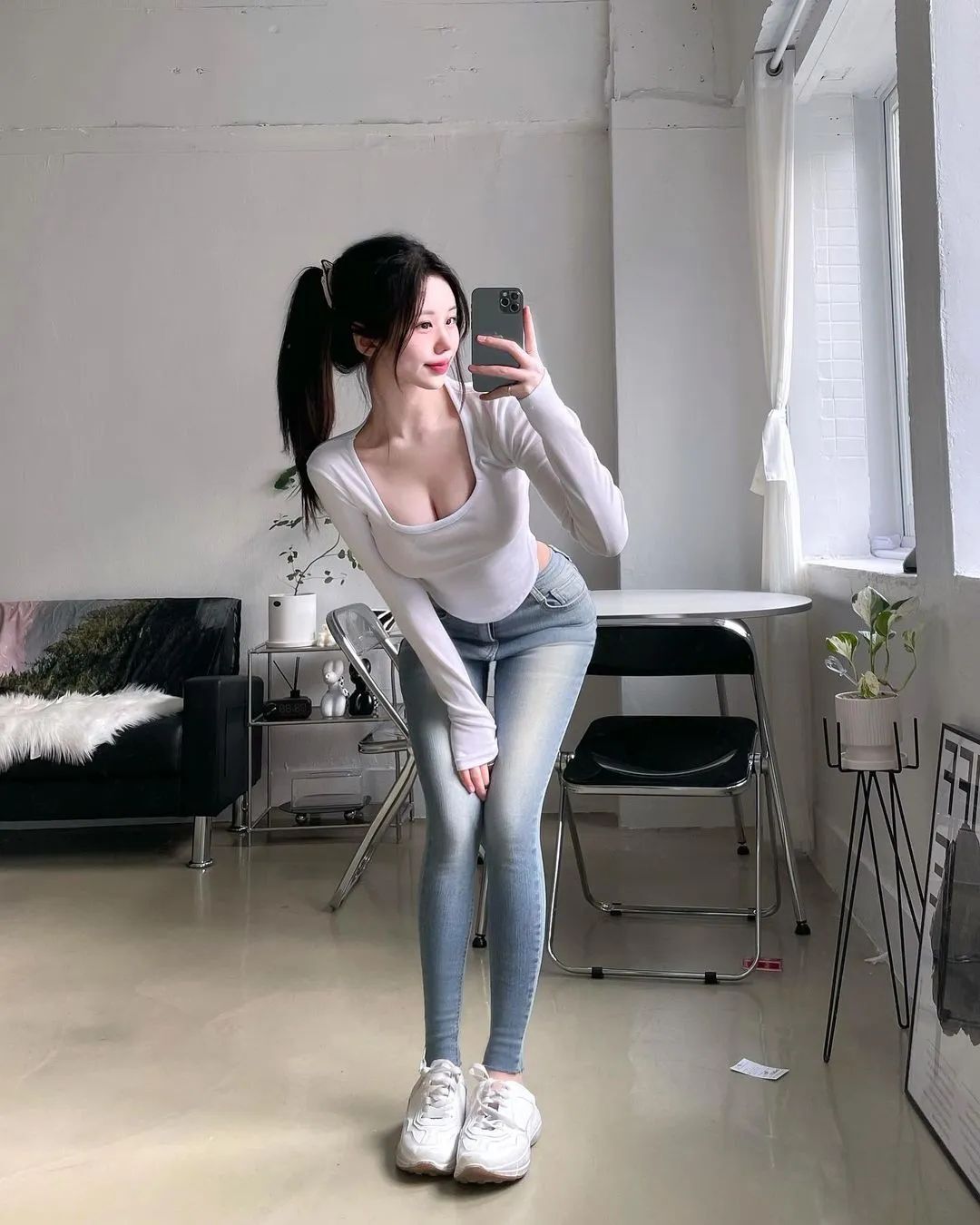 兄弟们，这蜂腰大长腿，穿上黑丝更欲了，真的受不了！