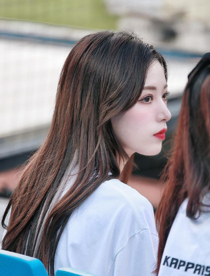 兄弟们，韩国顶级啦啦队美女，她真的，太会扭了，完全顶不住啊！