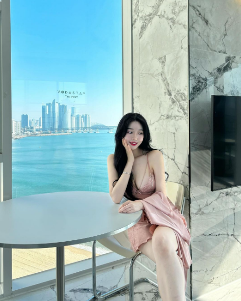 兄弟们，韩国顶级网红美女，大长腿，高颜值，这个很难不爱啊！