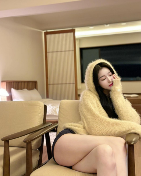 兄弟们，韩国顶级网红美女，大长腿，高颜值，这个很难不爱啊！