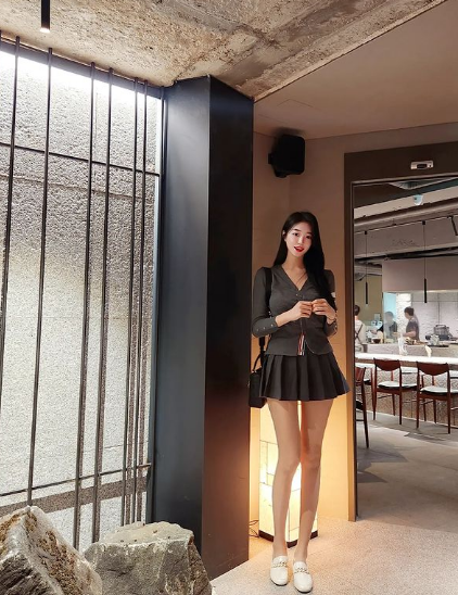 兄弟们，韩国顶级网红美女，大长腿，高颜值，这个很难不爱啊！