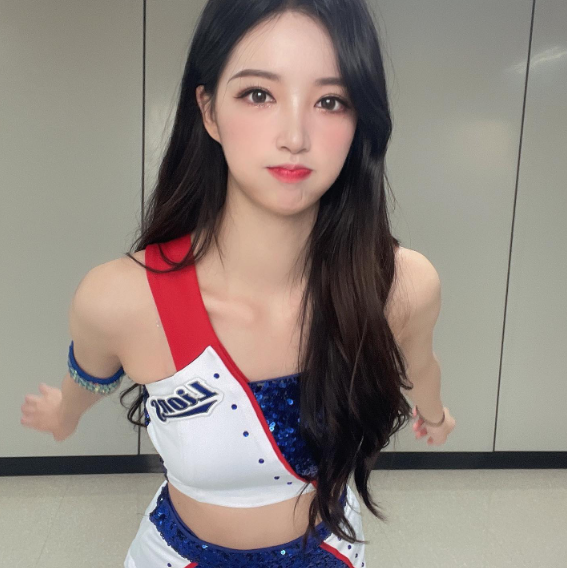 兄弟们，韩国顶级啦啦队美女，她真的，太会扭了，完全顶不住啊！