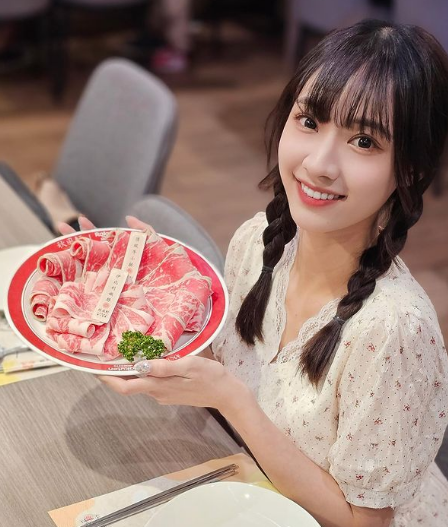 兄弟们，极品啦啦队美女！她真的，太会扭了，你们肯定顶不住！