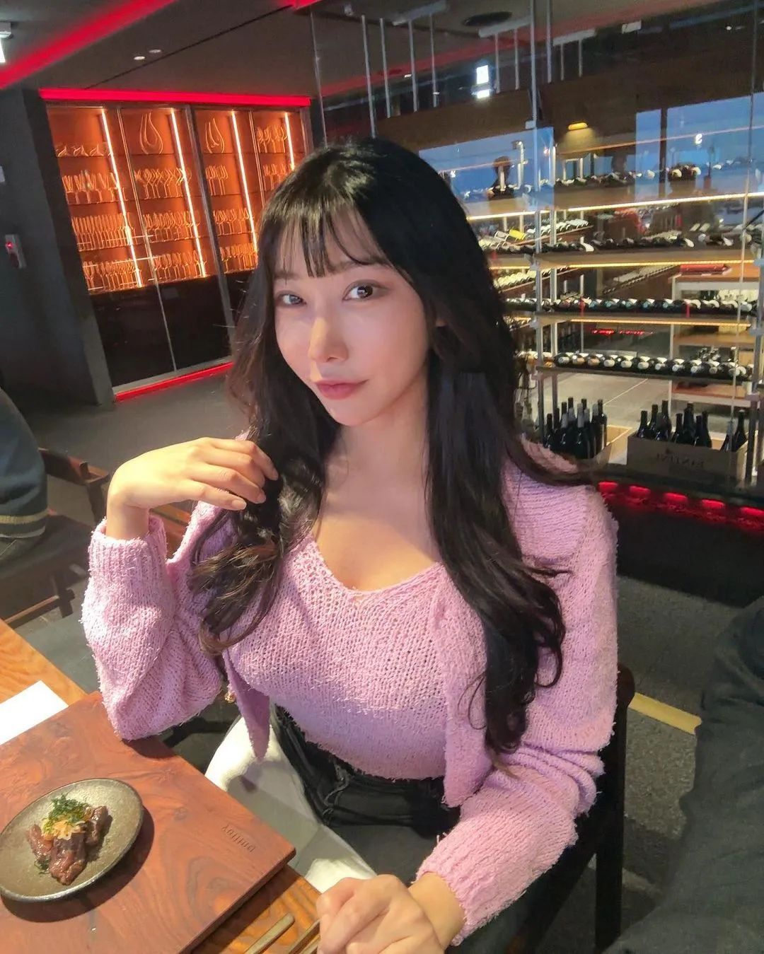 兄弟们，韩国顶级网红美女，瑜伽裤大长腿，真的好凶，顶不住啊！