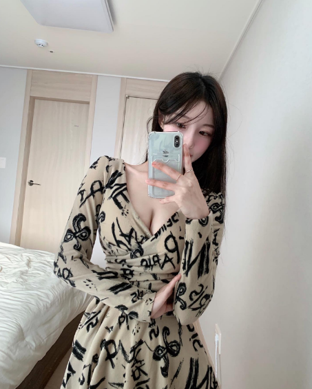 兄弟们，韩国顶级网红美女，红色更有韵味，这么大的事应该早点说！