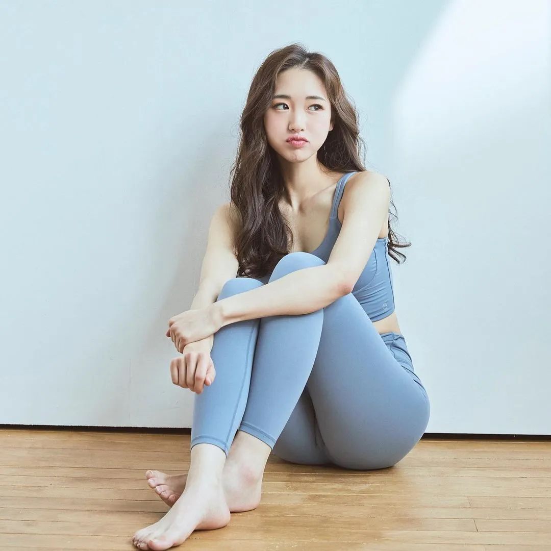 极品韩妹！脸和身材完全不符！蜂腰长腿，凹凸有致，完全顶不住！