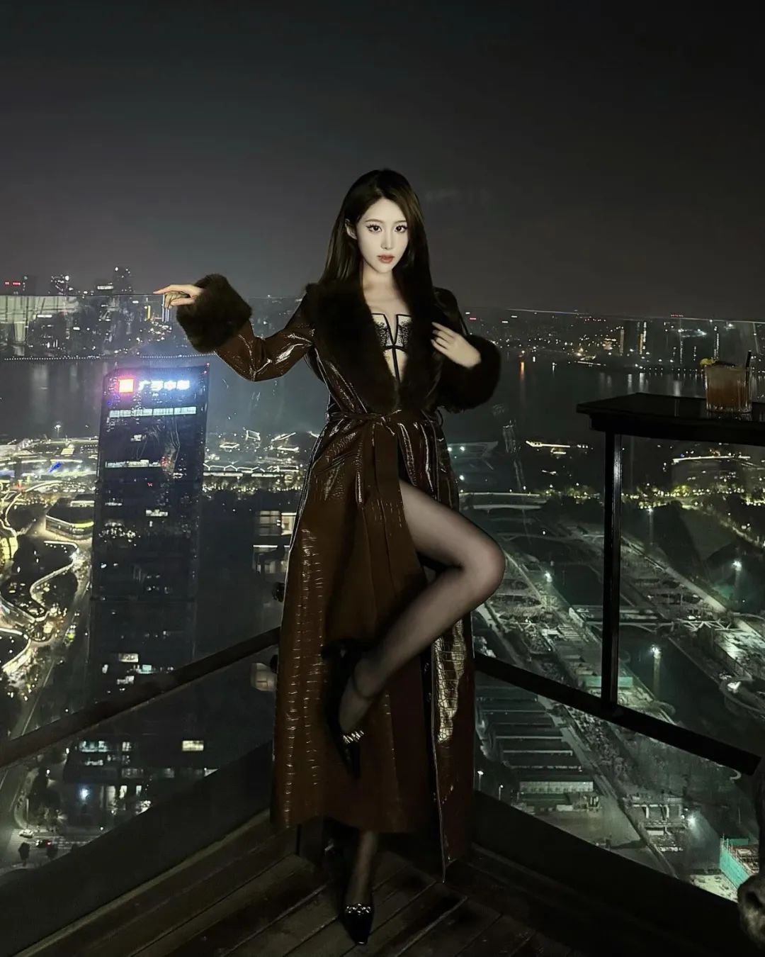 满屏黑丝长腿！湖人女球迷，太顶了