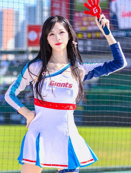 兄弟们，韩国顶级啦啦队美女，她真的，太会扭了，完全顶不住啊！