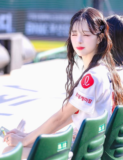 兄弟们，韩国顶级啦啦队美女，她真的，太会扭了，完全顶不住啊！