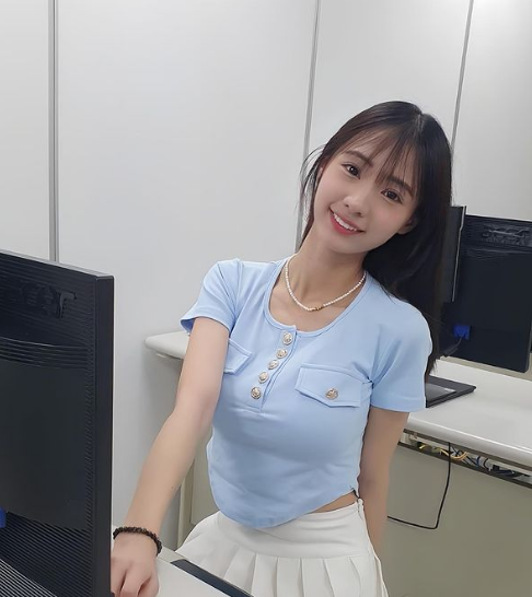兄弟们，极品啦啦队美女！她真的，太会扭了，你们肯定顶不住！