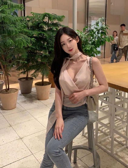 兄弟们，韩国顶级网红美女，真的好凶，长腿黑丝，你们肯定打不过！