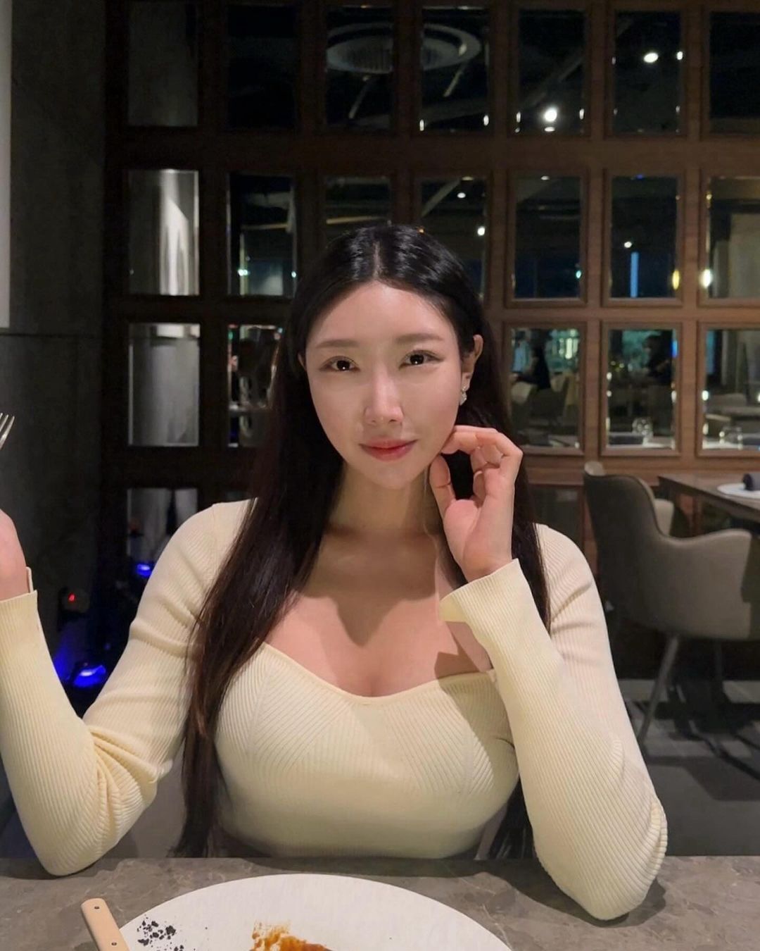 兄弟们，韩国顶级网红美女，瑜伽裤大长腿，真的好凶，顶不住啊！