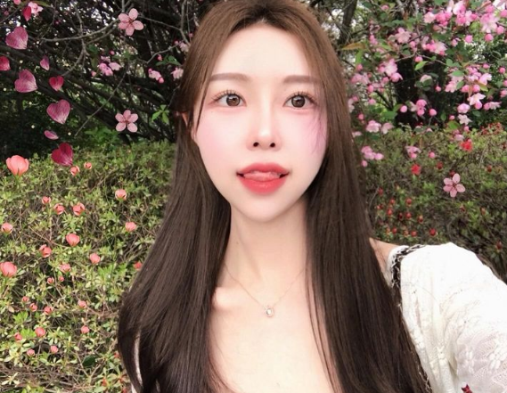 兄弟们，韩国顶级网红美女，红色更有韵味，这么大的事应该早点说！