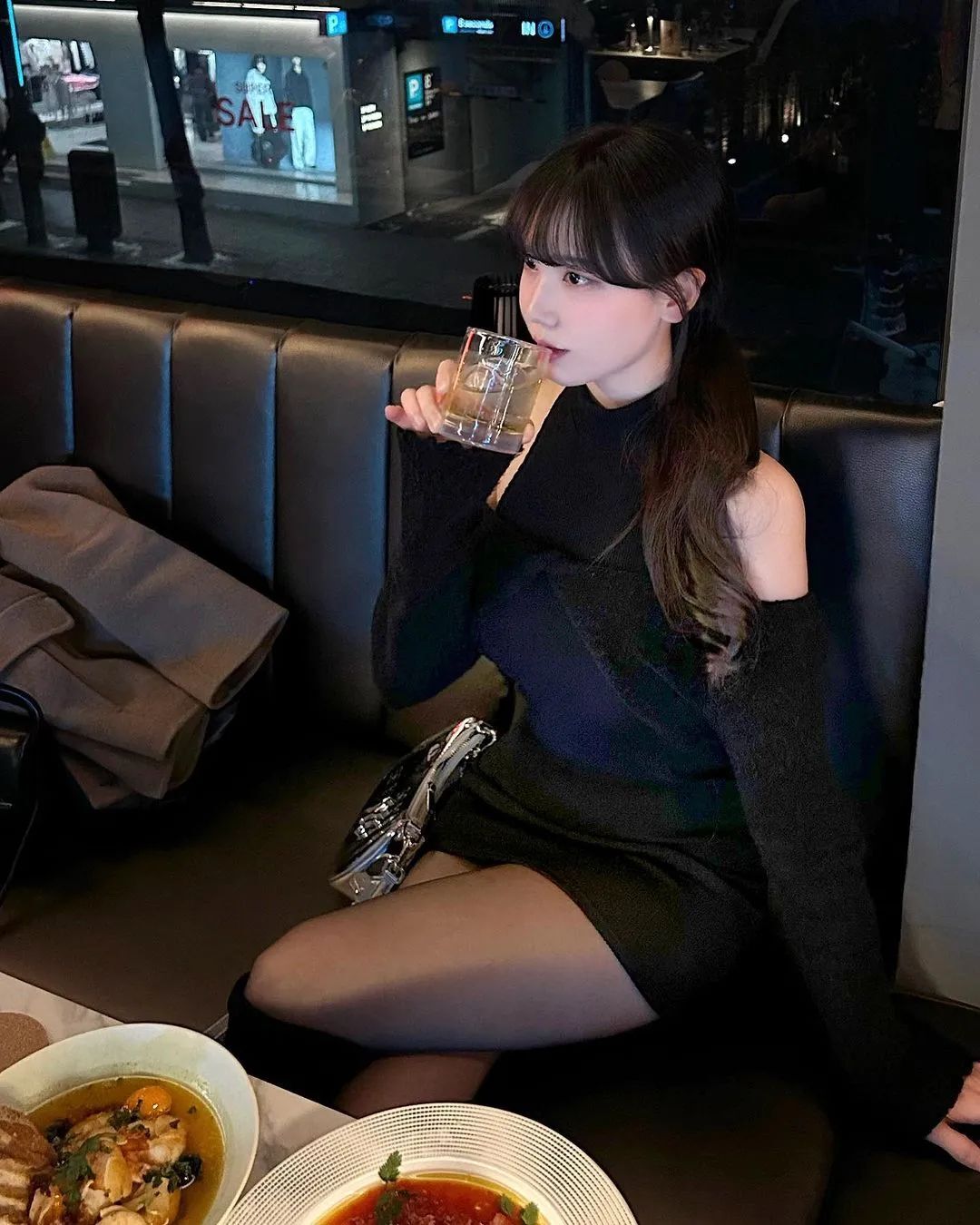 顶级！真的顶级！该有的她都有，凹凸有致，蜂腰长腿，顶不住啊！