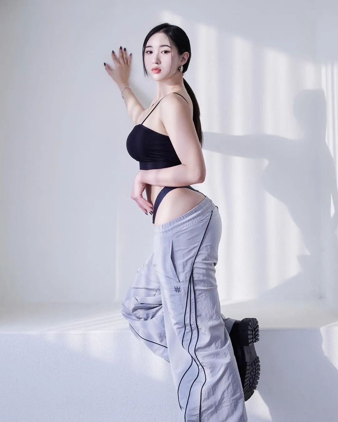 极品韩妹！脸和身材完全不符！蜂腰长腿，凹凸有致，完全顶不住！