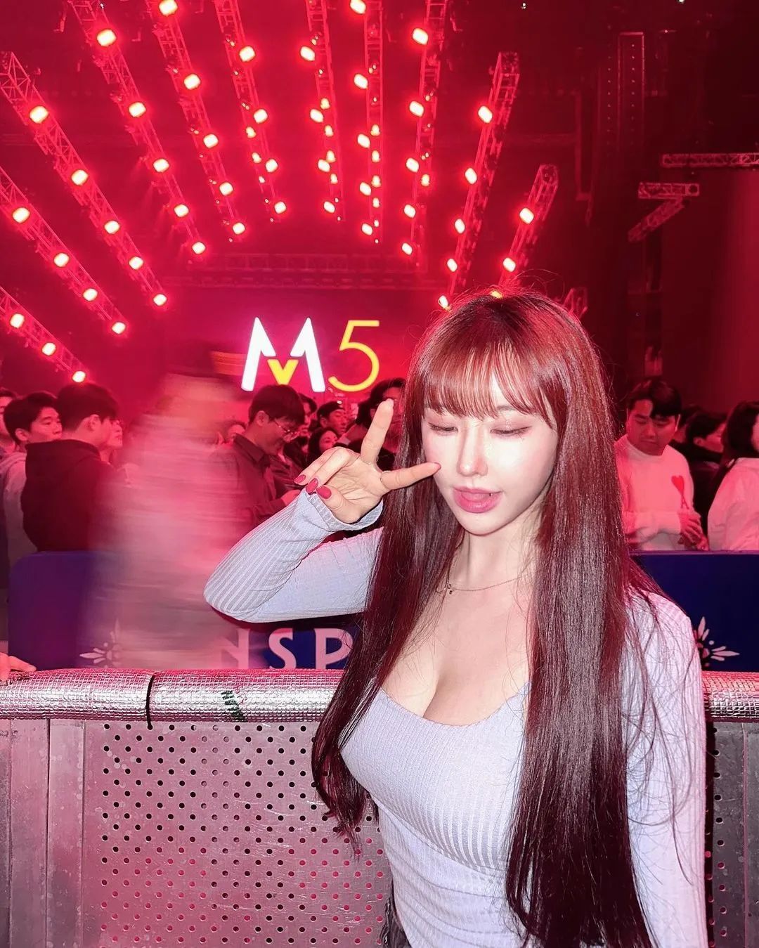 韩妹！身材顶级！完美曲线，凹凸有致，真的好凶，完全顶不住！