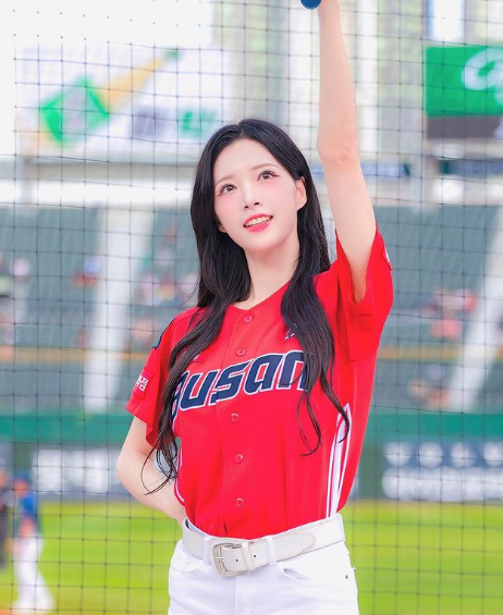 兄弟们，韩国顶级啦啦队美女，她真的，太会扭了，完全顶不住啊！