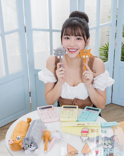 兄弟们，台湾顶级啦啦队美女，笑起来是真好看，这个适合做女朋友！