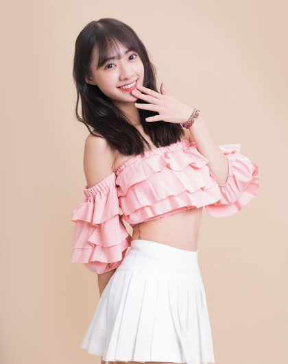 兄弟们，极品啦啦队美女！她真的，太会扭了，你们肯定顶不住！