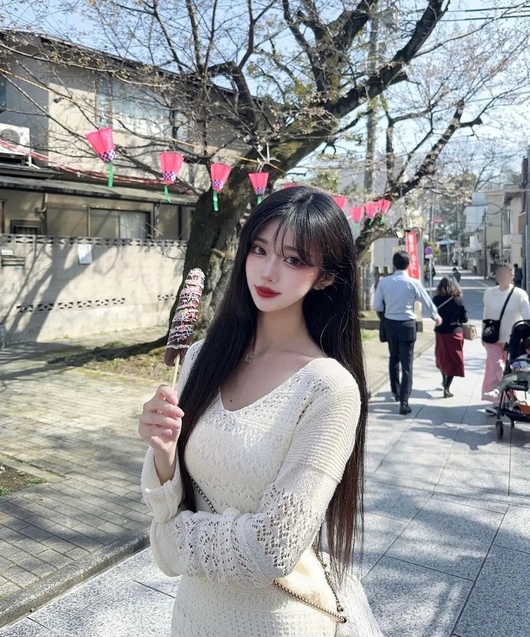 兄弟们，韩国顶级网红美女，清纯可爱，很想保护她，完全顶不住！