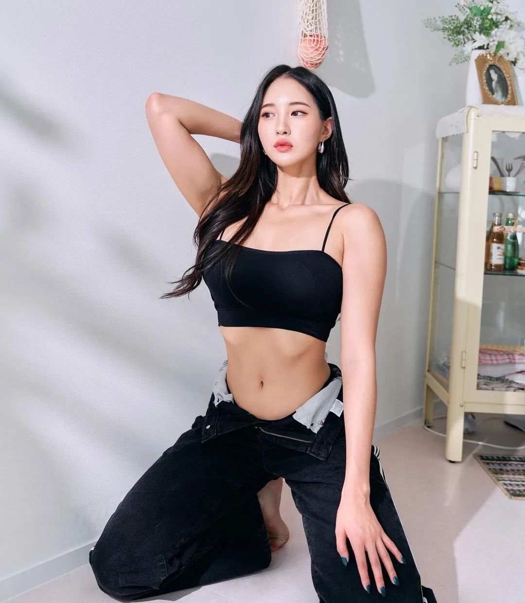 极品韩妹！脸和身材完全不符！蜂腰长腿，凹凸有致，完全顶不住！
