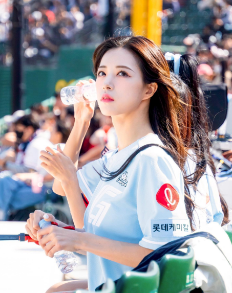 兄弟们，韩国顶级啦啦队美女，她真的，太会扭了，完全顶不住啊！