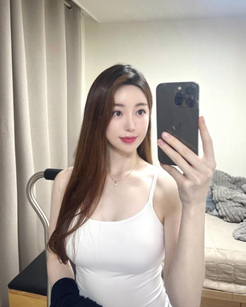 兄弟们，韩国顶级网红美女，颜值超高，身材犯规，这完全顶不住啊！