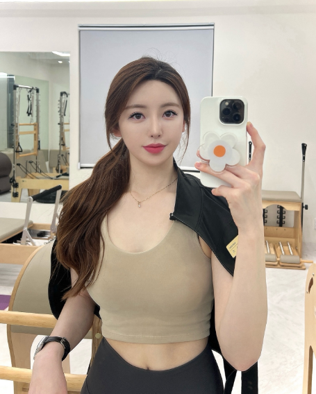 兄弟们，韩国顶级网红美女，颜值超高，身材犯规，这完全顶不住啊！