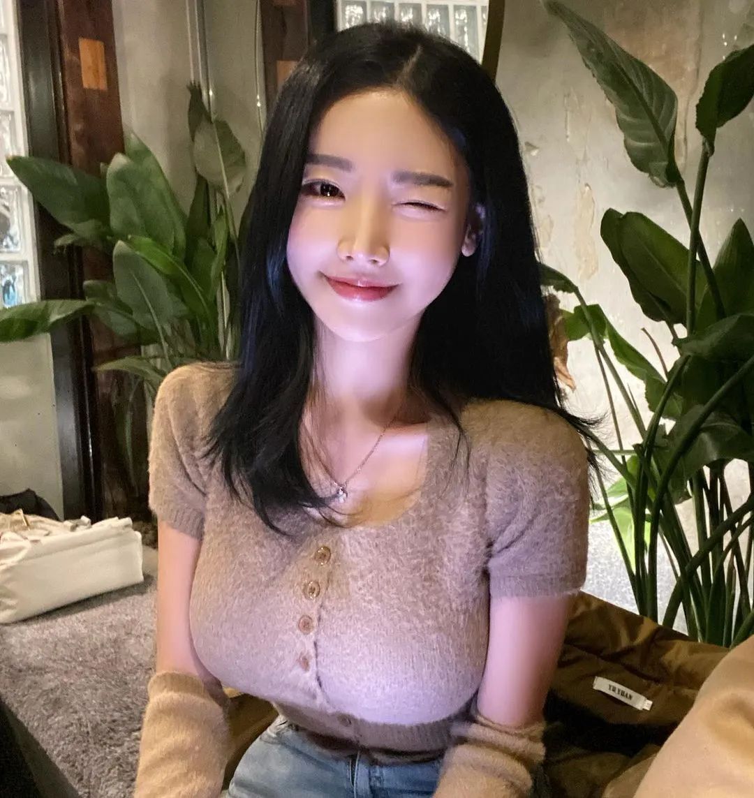 兄弟们，韩国顶级网红美女，真的好凶，被狠狠拿捏了，完全顶不住！