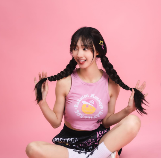 兄弟们，极品啦啦队美女！她真的，太会扭了，你们肯定顶不住！