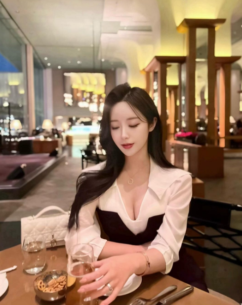 兄弟们，韩国顶级网红美女，这身材真的爱了，完全顶不住啊！