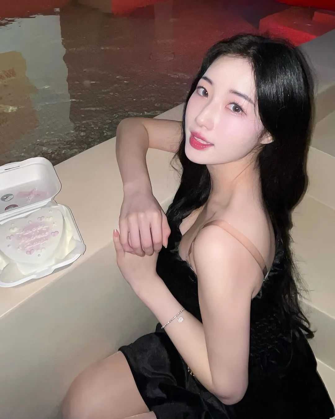 兄弟们，这颜值身材都是顶级！受不了，真的太会扭了！