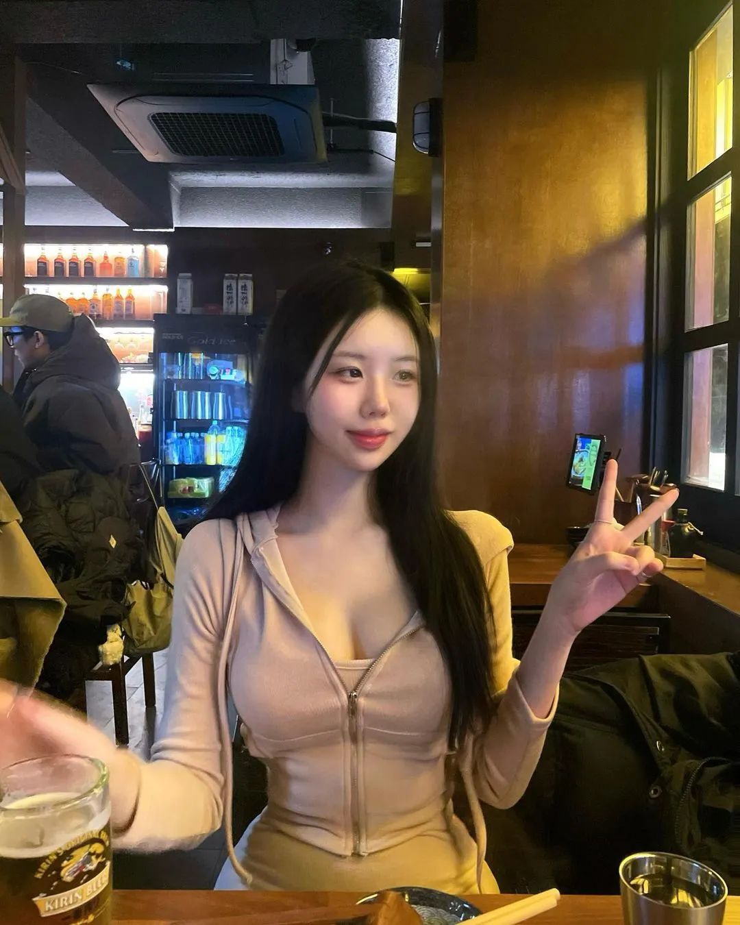 兄弟们，这蜂腰大长腿，穿上黑丝更欲了，真的受不了！
