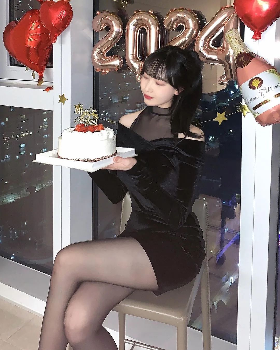 顶级！真的顶级！该有的她都有，凹凸有致，蜂腰长腿，顶不住啊！