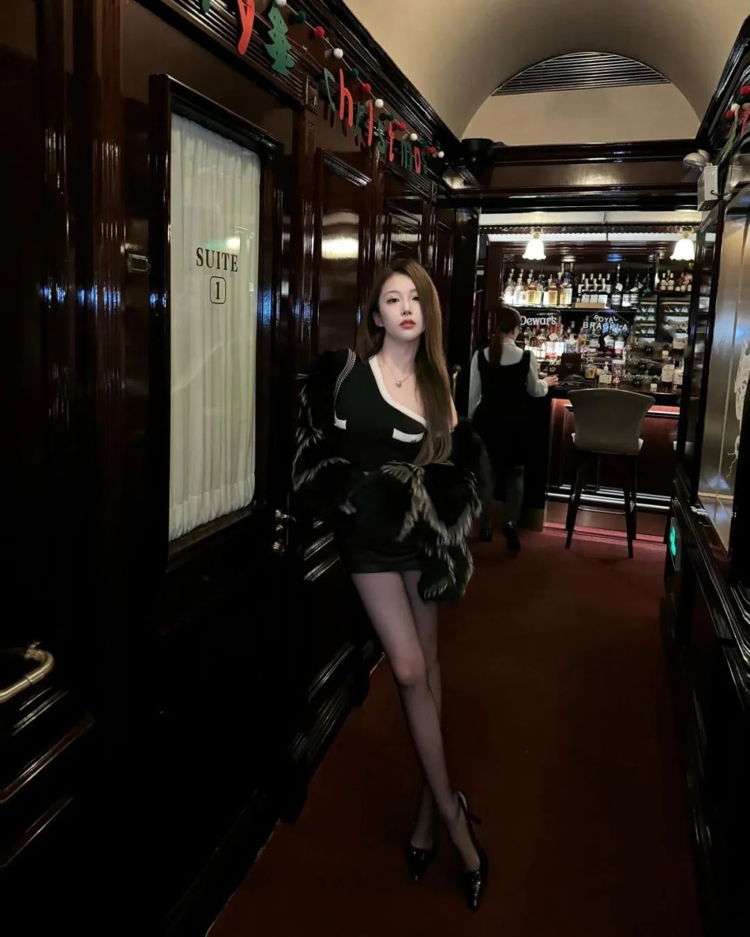 满屏黑丝长腿！湖人女球迷，太顶了