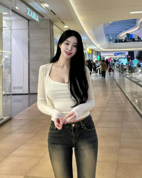 兄弟们，韩国顶级网红美女，大长腿，高颜值，这个很难不爱啊！