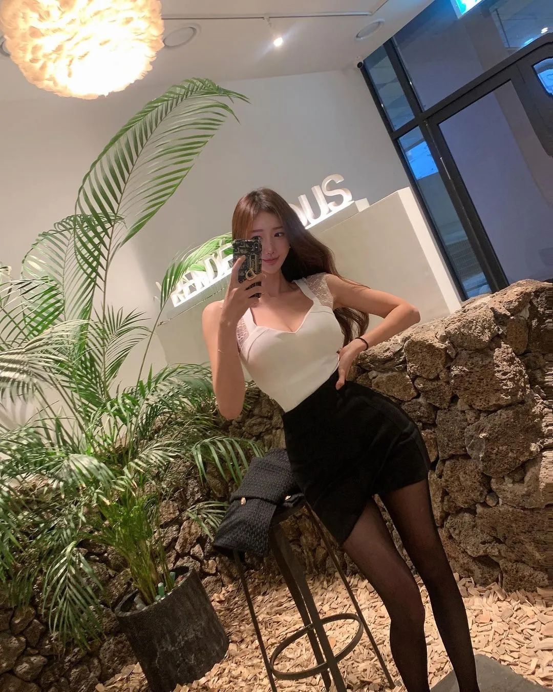 兄弟们，韩国顶级网红美女，高颜值，大长腿，这个很难不爱啊！