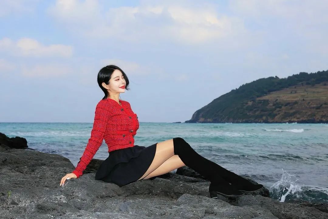 真的顶级！韩国写真模特！蜂腰大长腿，穿上黑丝更性感了！顶不住啊！