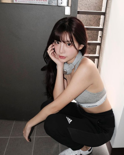 兄弟们，台湾顶级啦啦队美女，笑起来是真好看，这个适合做女朋友！
