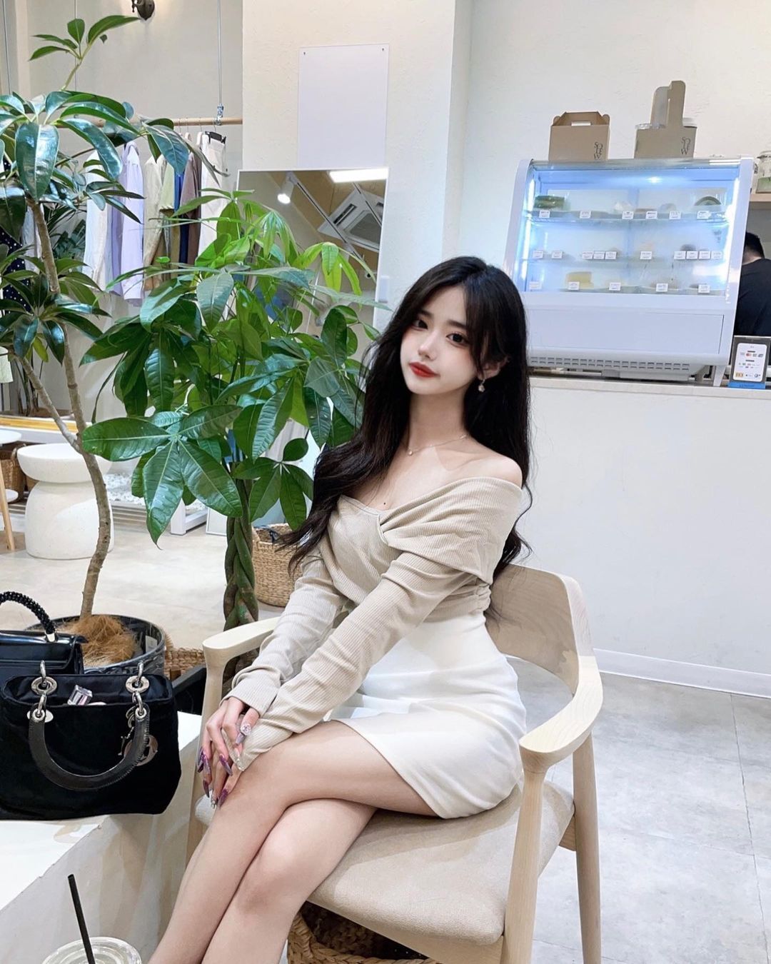 兄弟们，韩国顶级网红美女，清纯可爱，很想保护她，完全顶不住！