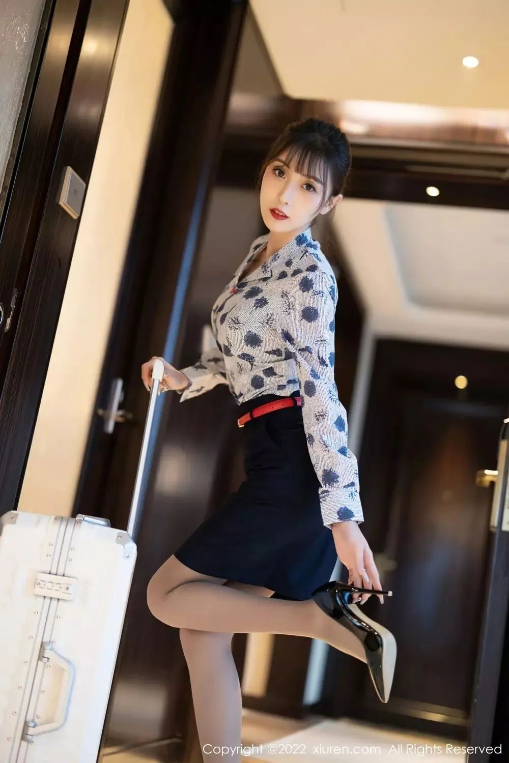 性感空姐衬衫短裙黑丝美腿人体写真图片