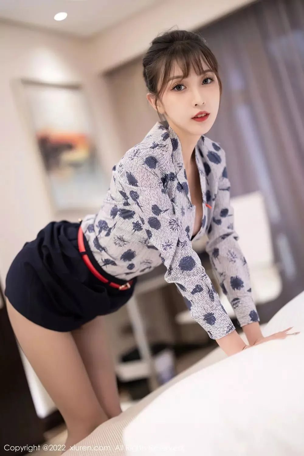 性感空姐衬衫短裙黑丝美腿人体写真图片