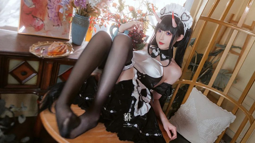 黑白双色的设计让貅的女仆装简约中不乏温柔，上桌翘腿的俏皮让其桃粉的唇角上扬出含蓄的傲娇