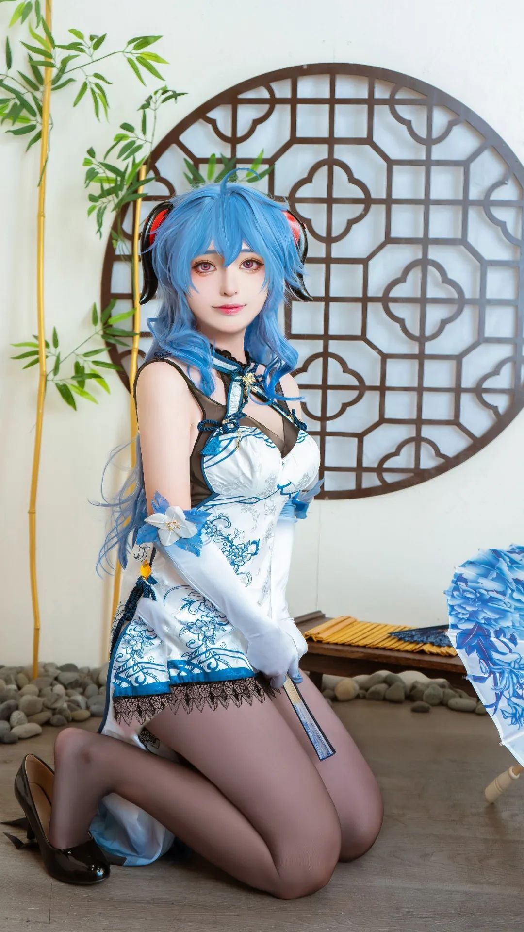 黑巧丝滑如牛乳 甘雨的青花瓷旗袍 半分娇羞流淌曼妙曲线