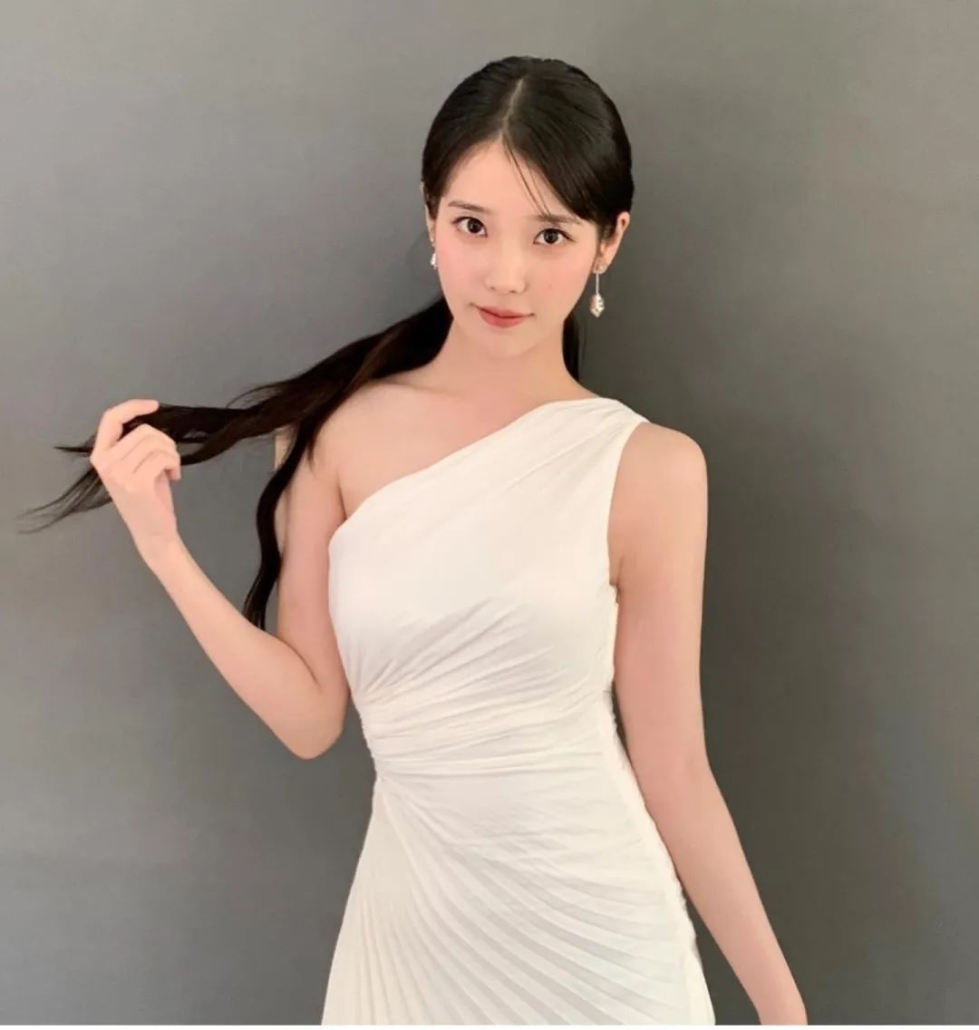宅男女神！蚂蚁腰、大长腿！太顶了......