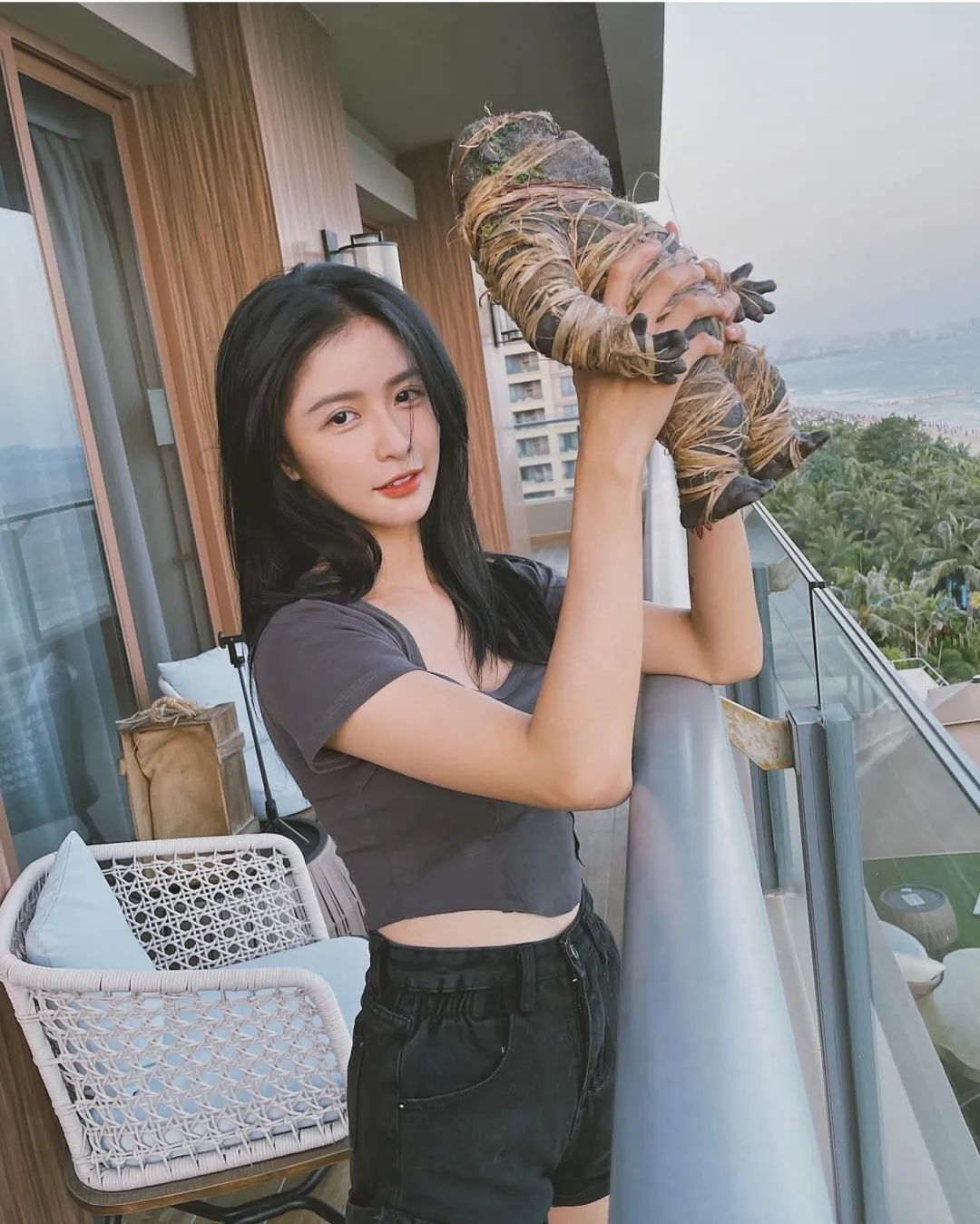 最美少妇！微笑女神！湖人女球迷，太可了...