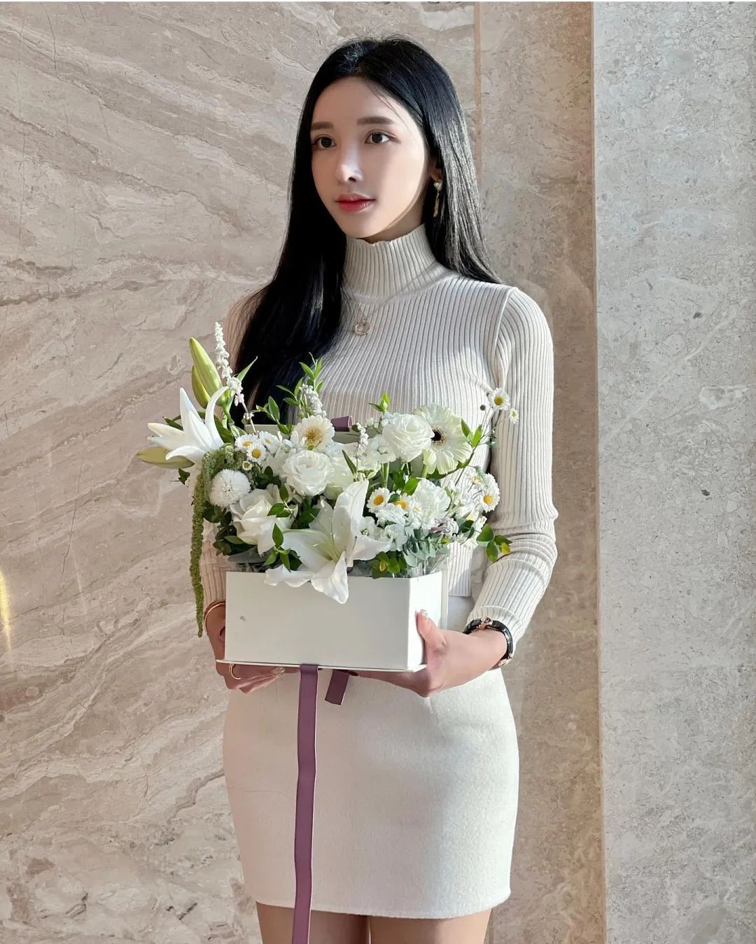 气质名媛女神！这黑丝大长腿，超顶啊！